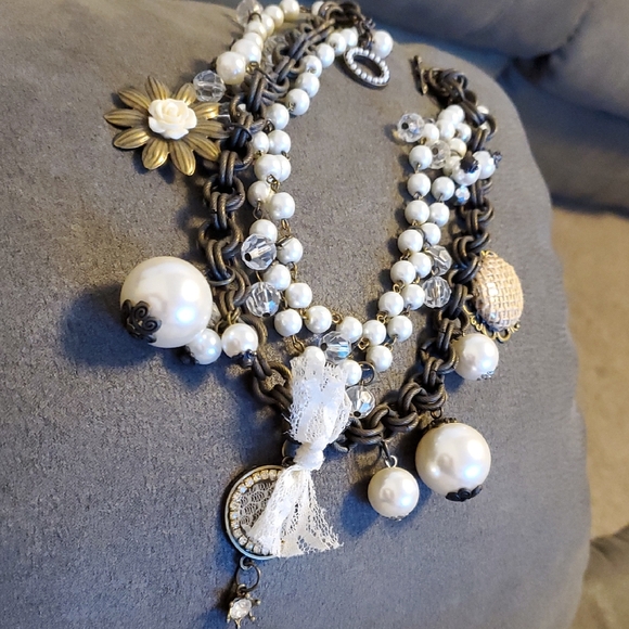 Romantic Pearl & Lace Statement Necklace – Vintage-Inspired Bronze Chain - Picture 5 of 7